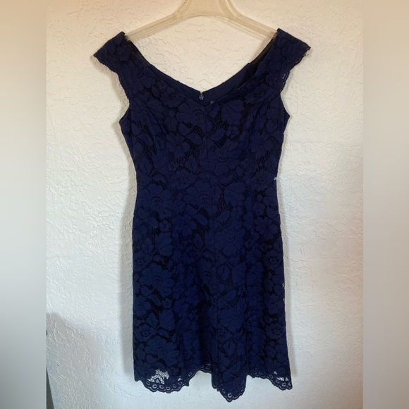 Vince Camuto Size 2 Navy Lace Dress -Scalloped Edge Double V-Neck Cocktail Party - Picture 1 of 9